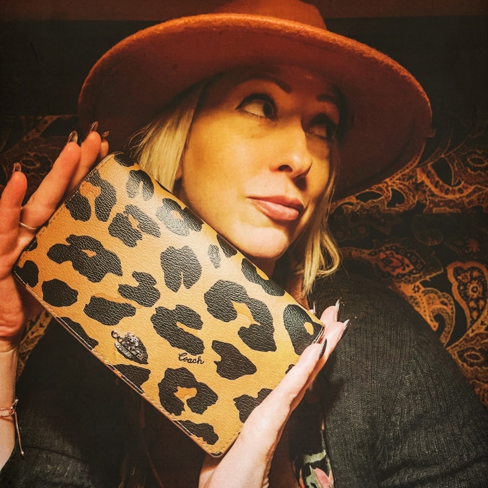 Meet your Posher, Cassandra